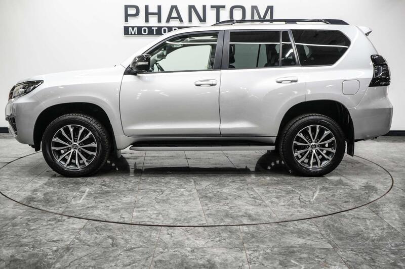 Toyota Land Cruiser view 3