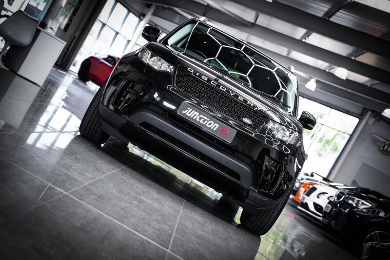 Land Rover Discovery view 3
