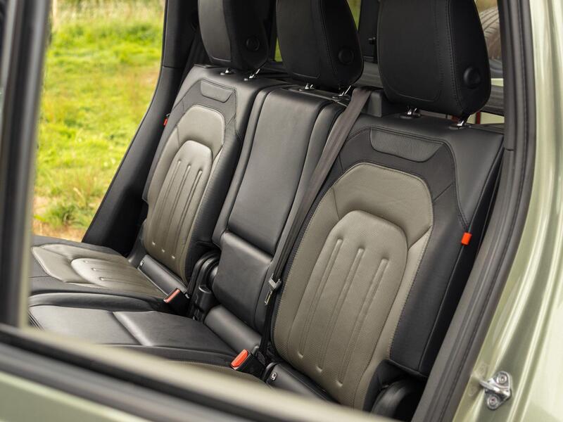 Land Rover Defender 110 view 5