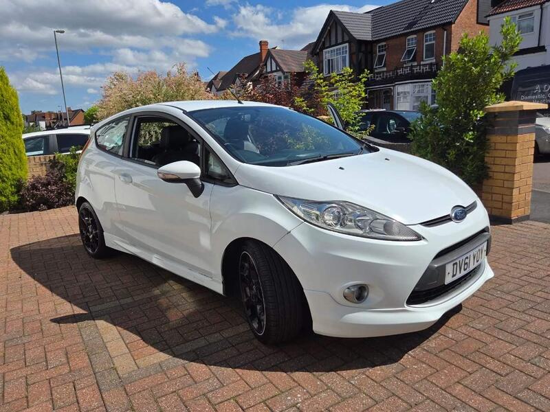 Ford Fiesta — photo 1