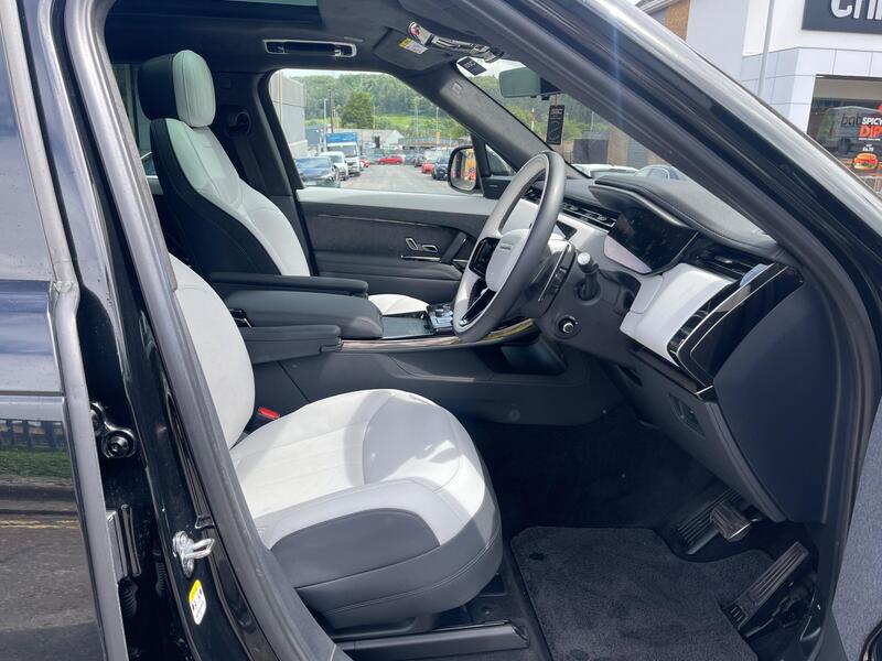Land Rover Range Rover Sport view 3