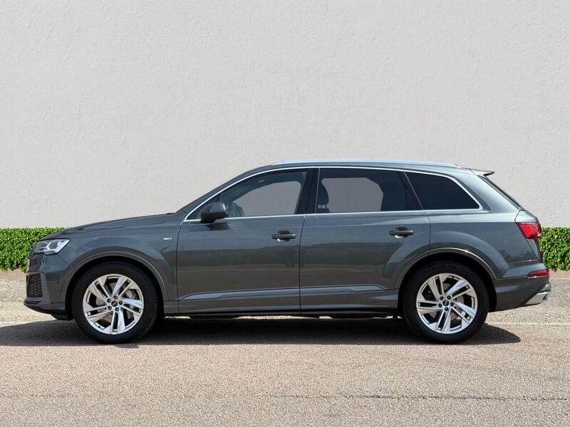 Audi Q7 view 4