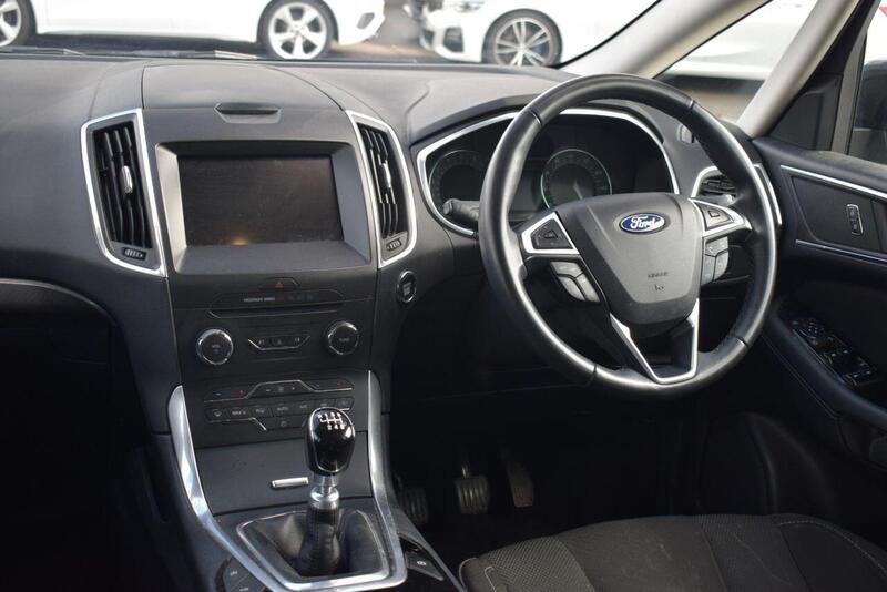 Ford S-Max view 3