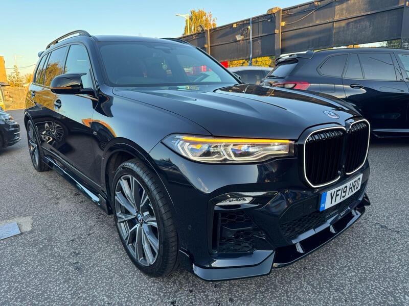BMW X7 view 3