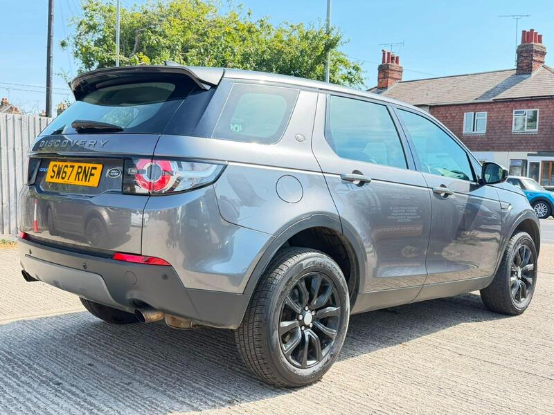 Land Rover Discovery Sport view 3