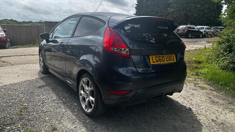2010 Ford Fiesta — photo 4