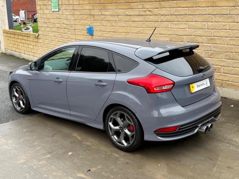 Ford Focus view 3