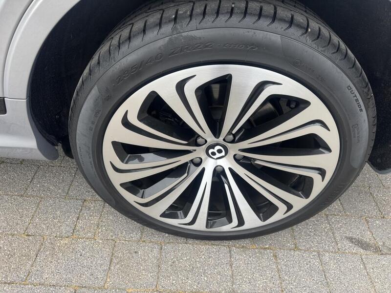 Bentley Bentayga view 28
