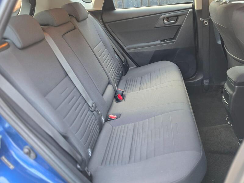 Toyota Auris 1.8 VVT-h Icon Tech CVT Euro 6 (s/s) 5dr thumbnail 23