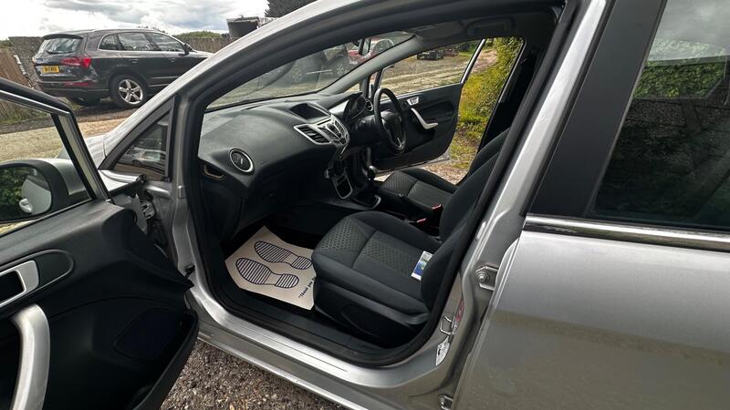 2012 Ford Fiesta — photo 21