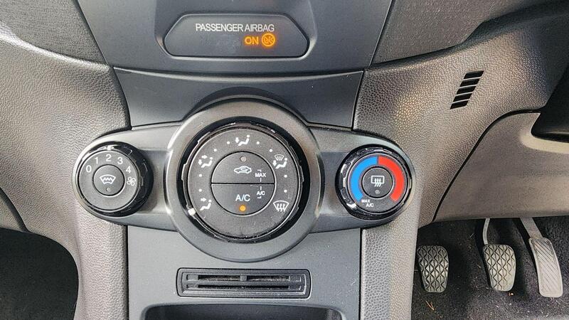 2013 Ford Fiesta — photo 25