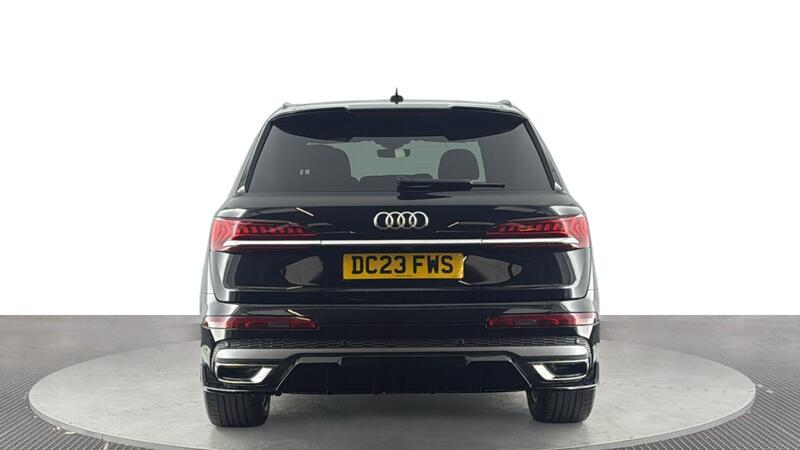 Audi Q7 view 5