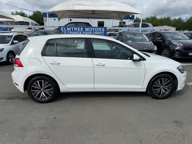 Volkswagen Golf view 3
