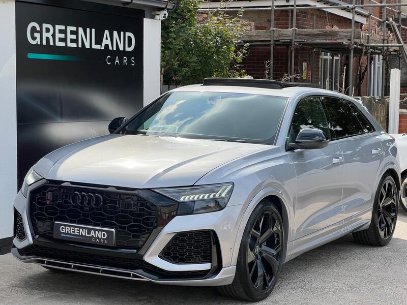 Audi RS Q8 view 4
