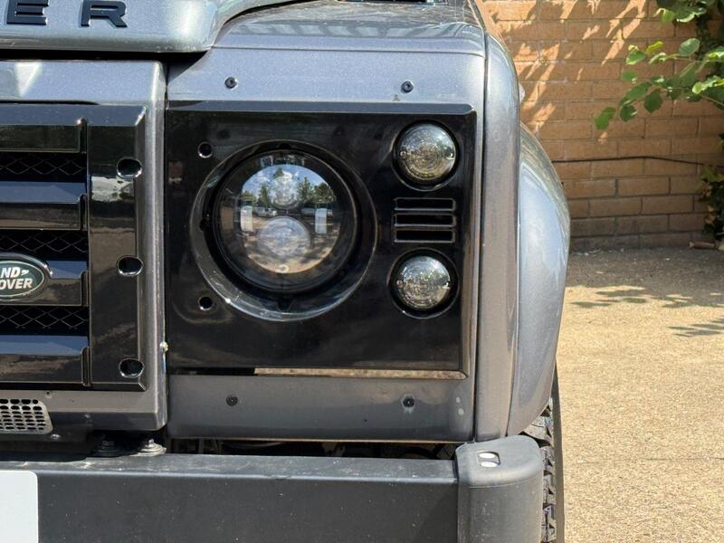Land Rover Defender 90 view 4