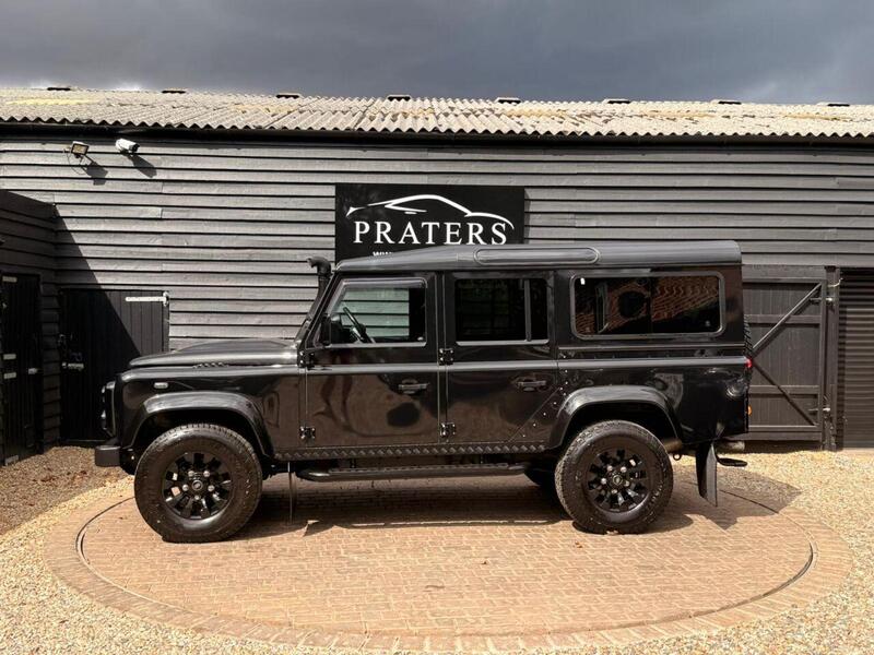 Land Rover Defender 110 view 6