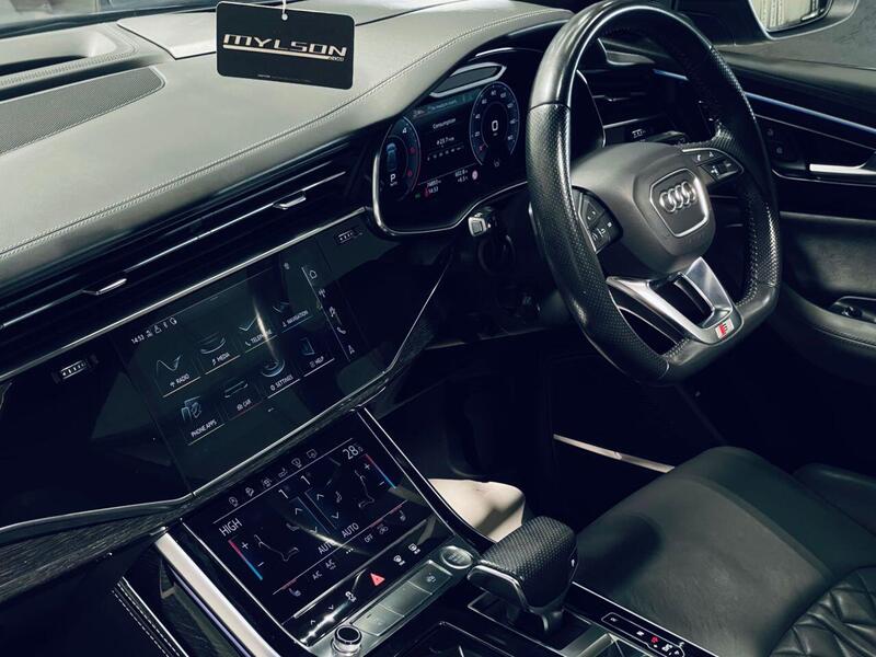 Audi Q8 view 4