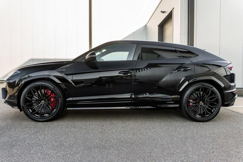 Lamborghini Urus view 3