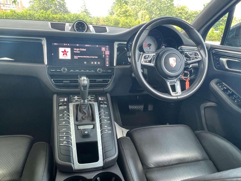 Porsche Macan view 3