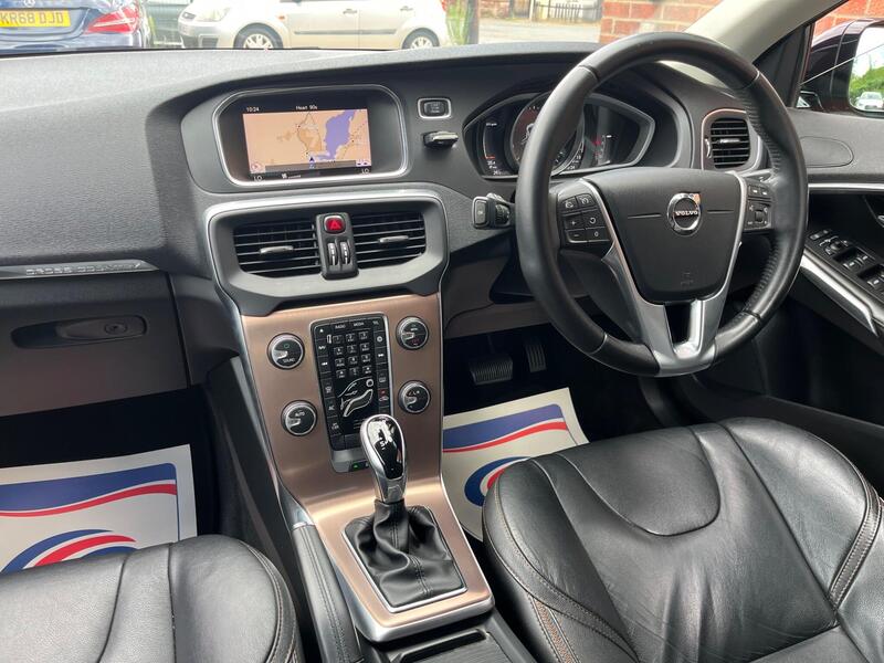 Volvo V40 Cross Country view 3