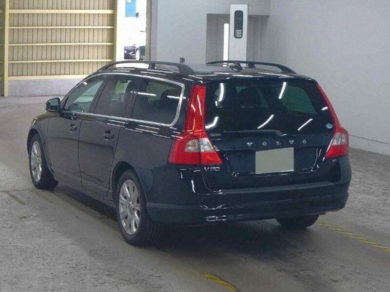 Volvo V70 view 2