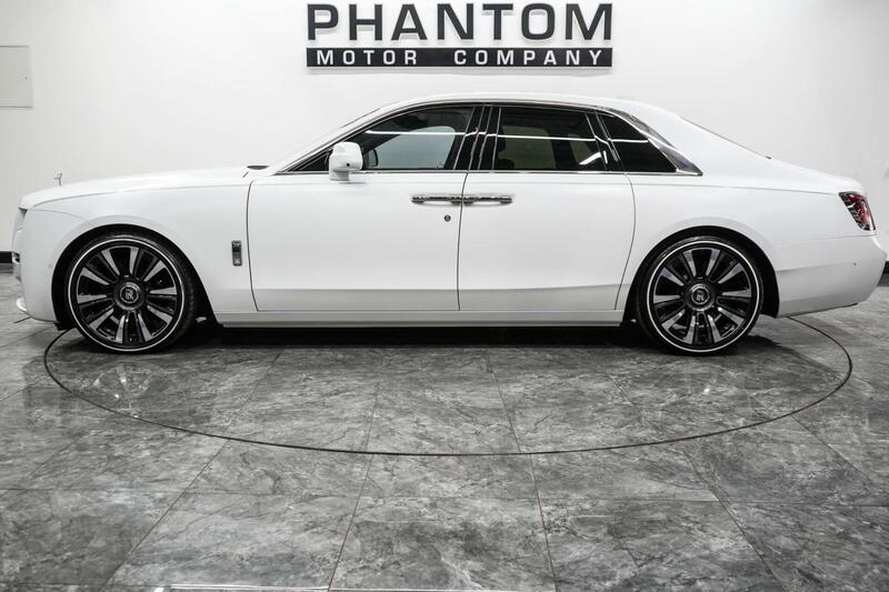 Rolls-Royce Ghost view 3