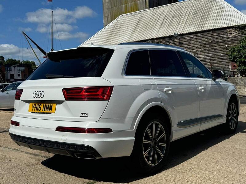 Audi Q7 view 5
