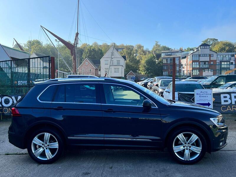 Volkswagen Tiguan view 3