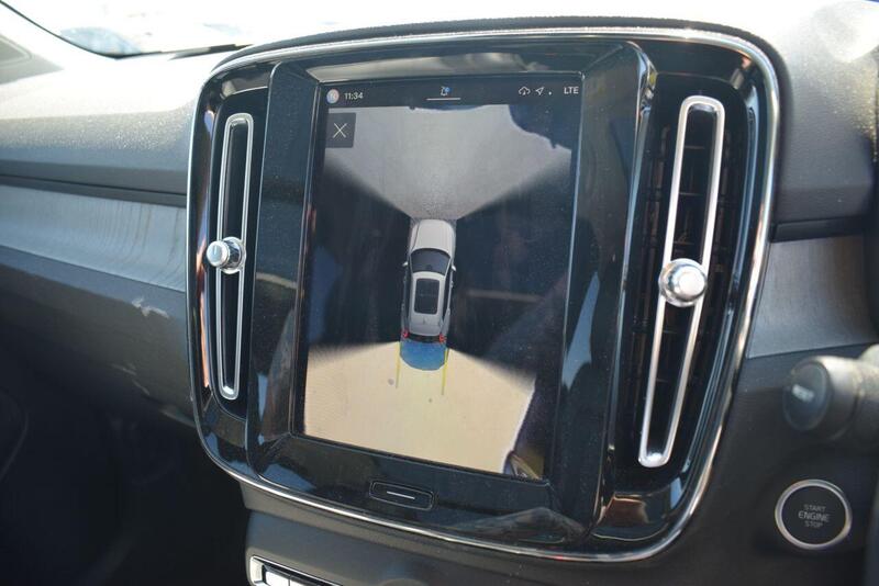 Volvo XC40 view 2