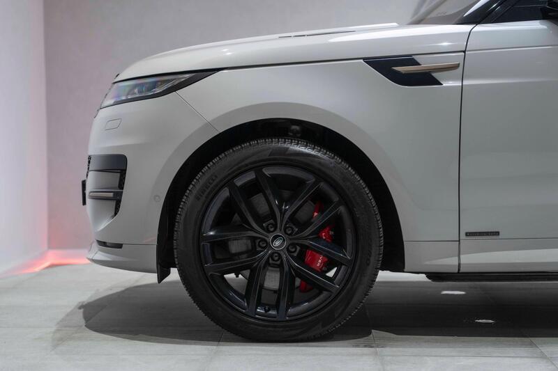 Land Rover Range Rover Sport view 4
