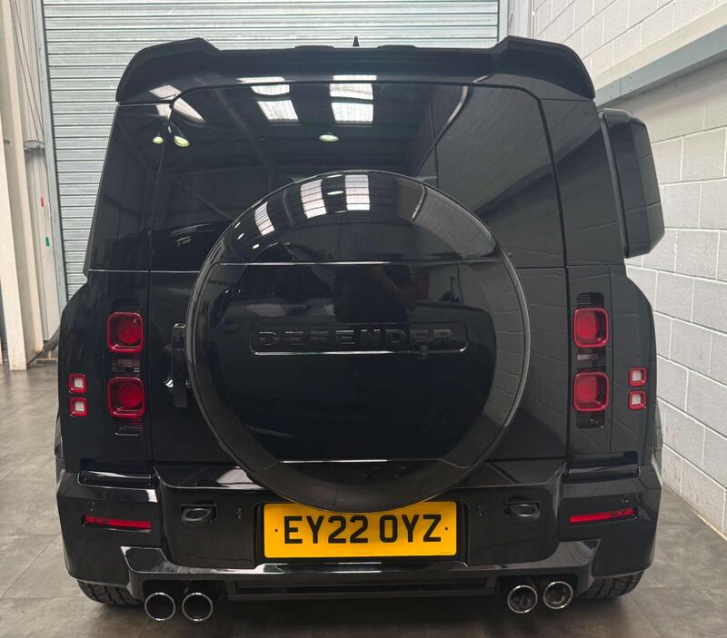 Land Rover Defender 110 view 7