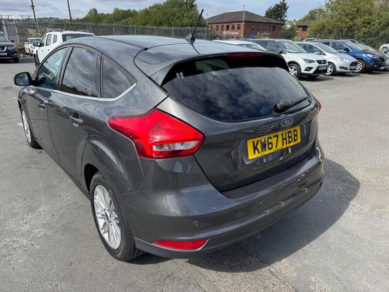 Ford Focus view 3