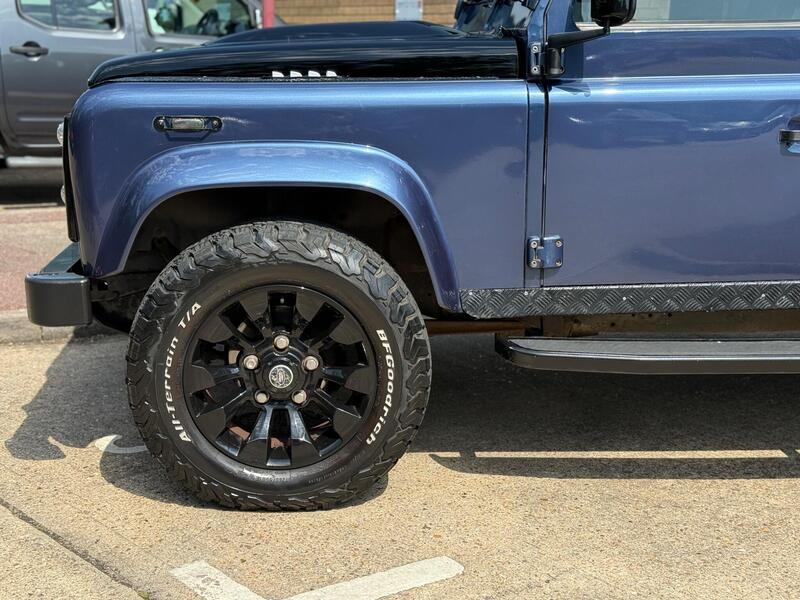 Land Rover Defender 110 view 3