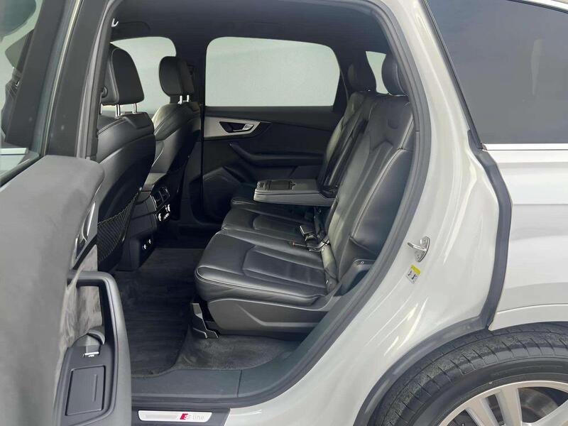 Audi Q7 view 6