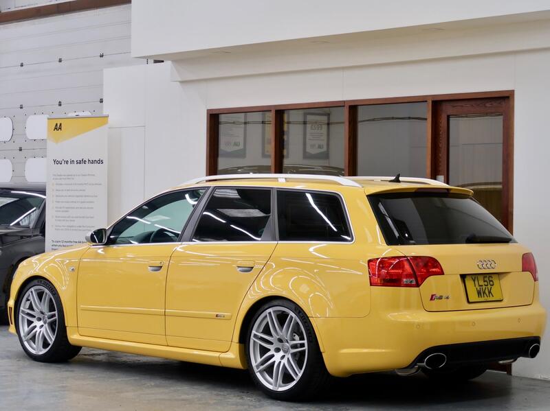 Audi RS4 Avant view 4