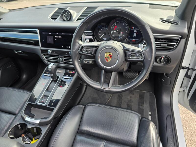 Porsche Macan view 3