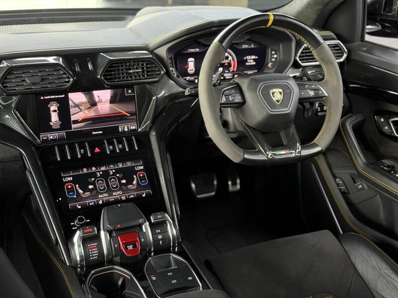 Lamborghini Urus view 3