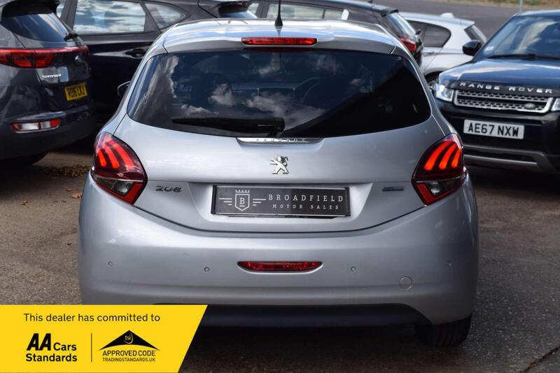 Peugeot 208 view 4