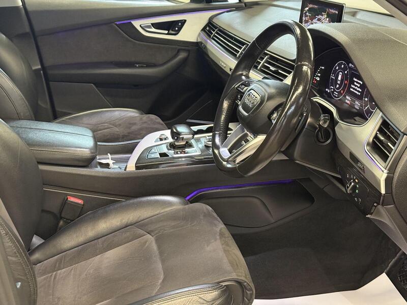 Audi Q7 view 13