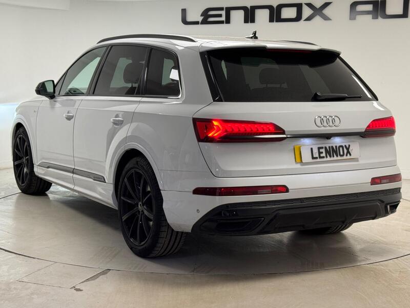 Audi Audi Q7 view 4