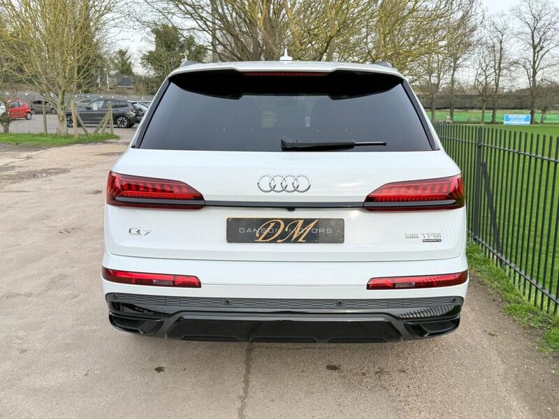 Audi Q7 view 7