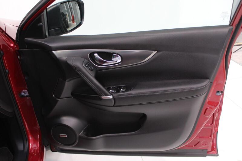 2017 Nissan Qashqai in Red — image 22 of 70