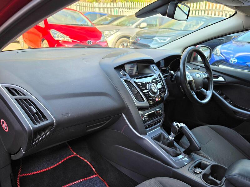Ford Focus 1.0T EcoBoost Titanium Navigator Euro 5 (s/s) 5dr thumbnail 30