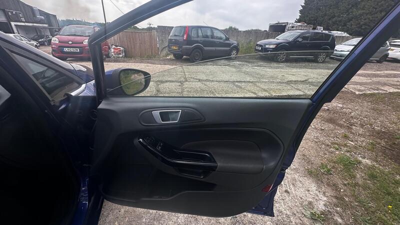 2015 Ford Fiesta — photo 14