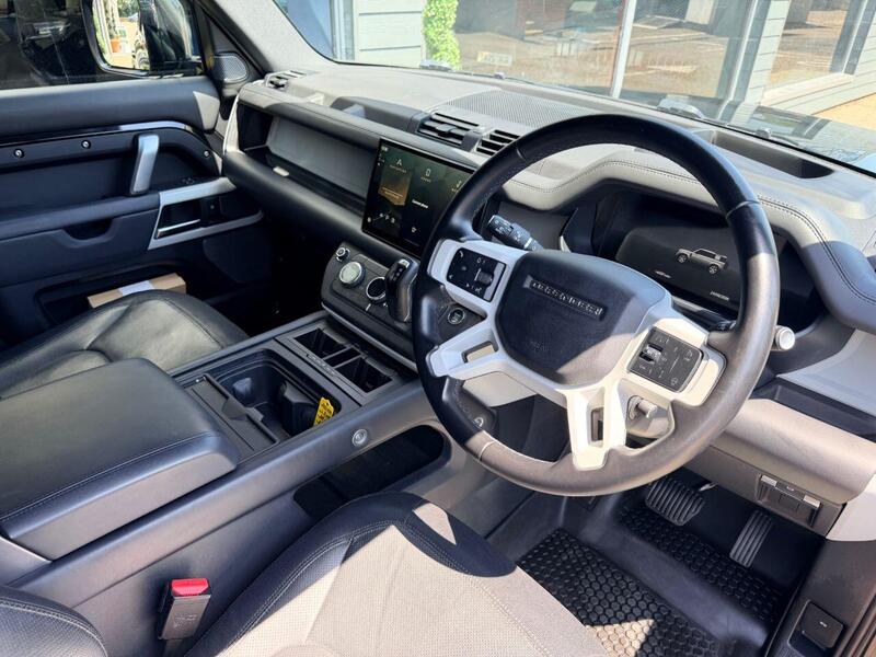 Land Rover Defender 110 view 4