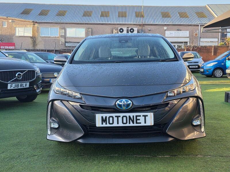 Toyota Prius view 4