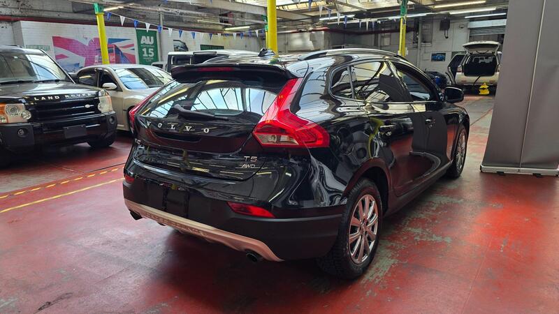 Volvo V40 Cross Country view 3