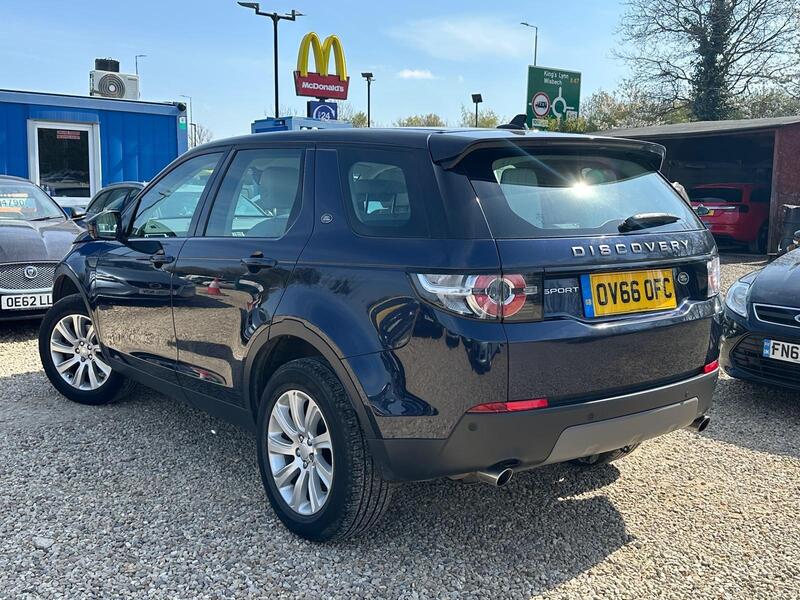 Land Rover Discovery Sport view 4