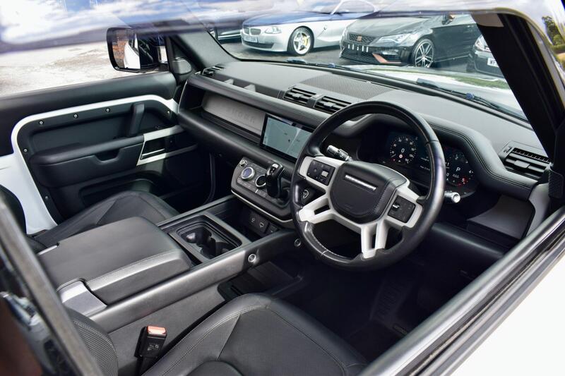 Land Rover Defender 90 view 3
