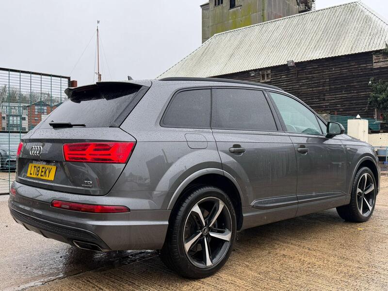 Audi Q7 view 5